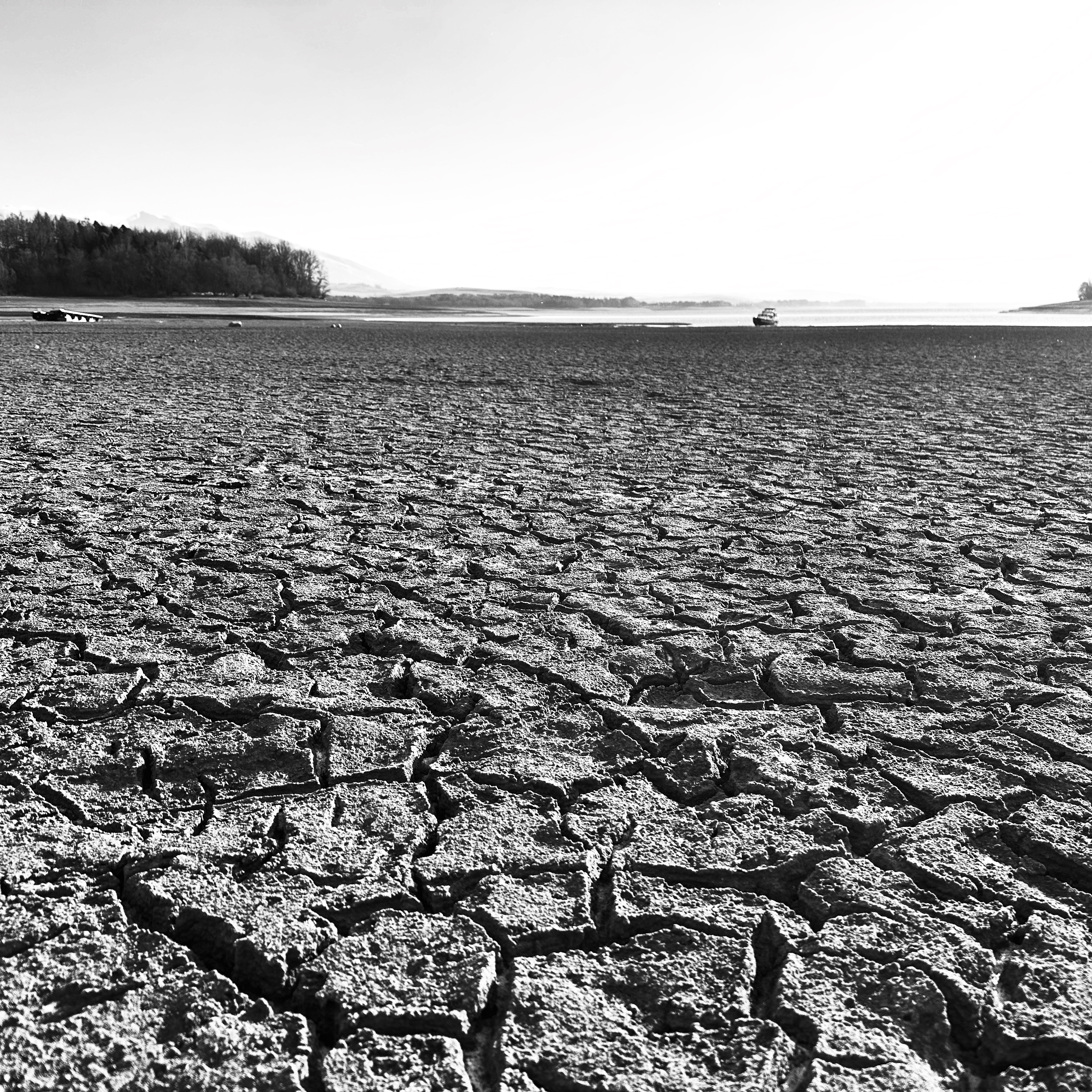 Suché, popraskané dno priehrady