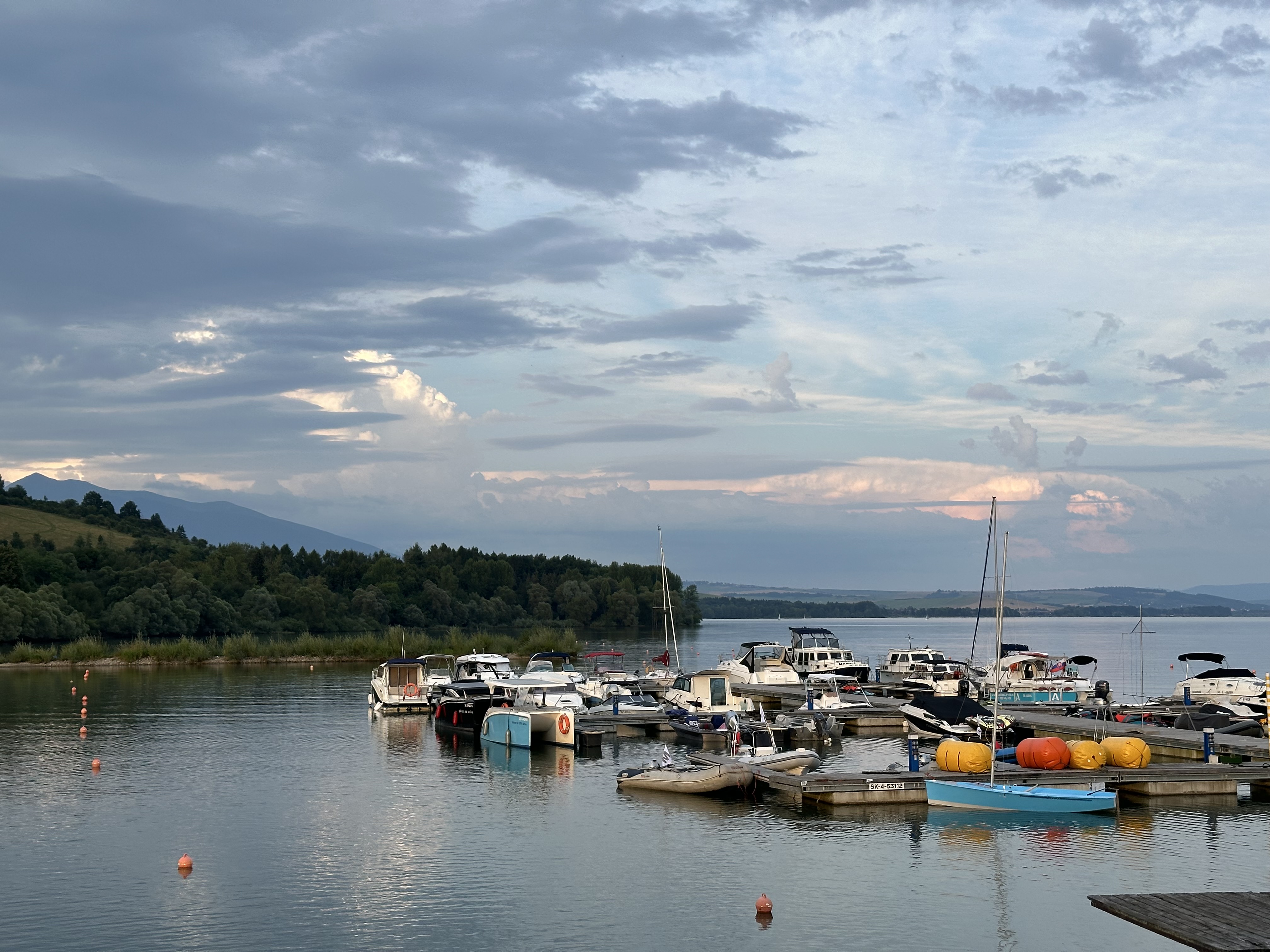 Letný večer — marina plná lodí