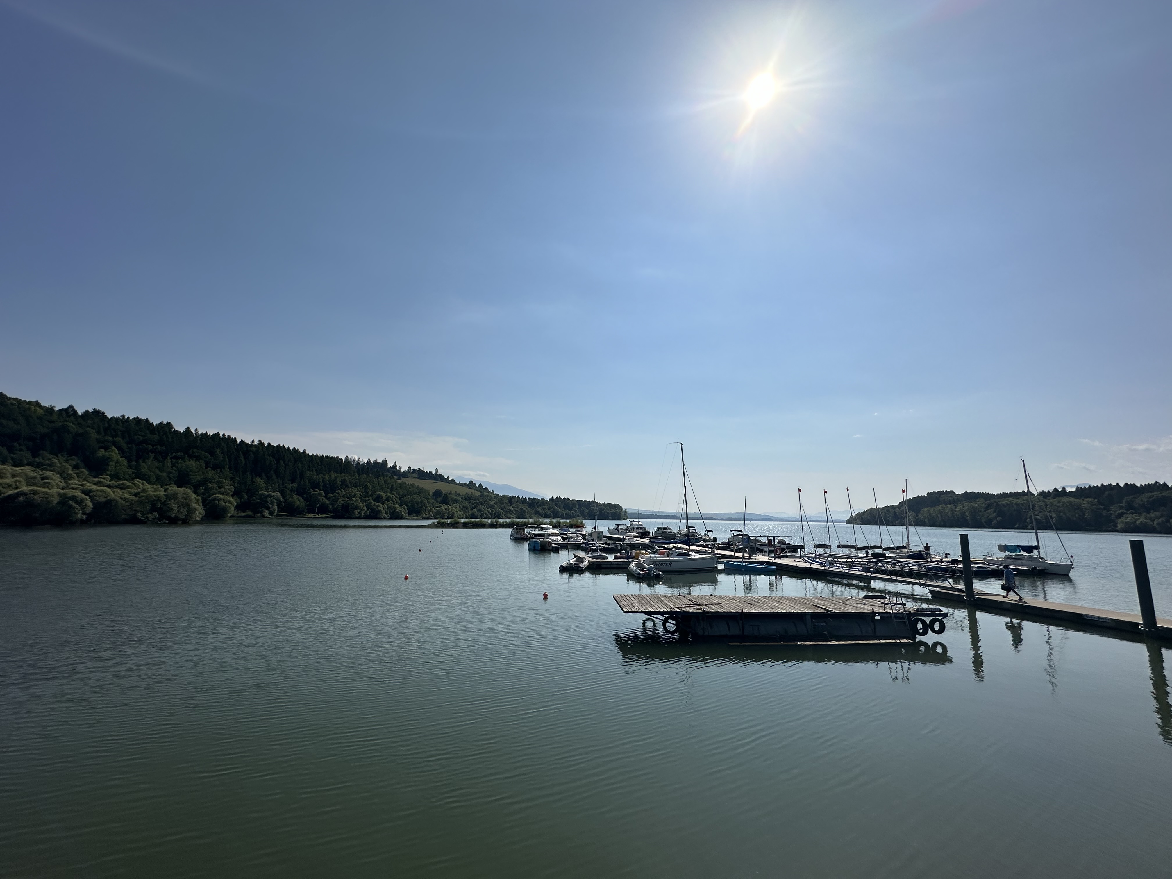 Leto — plná hladina, lode v prístave