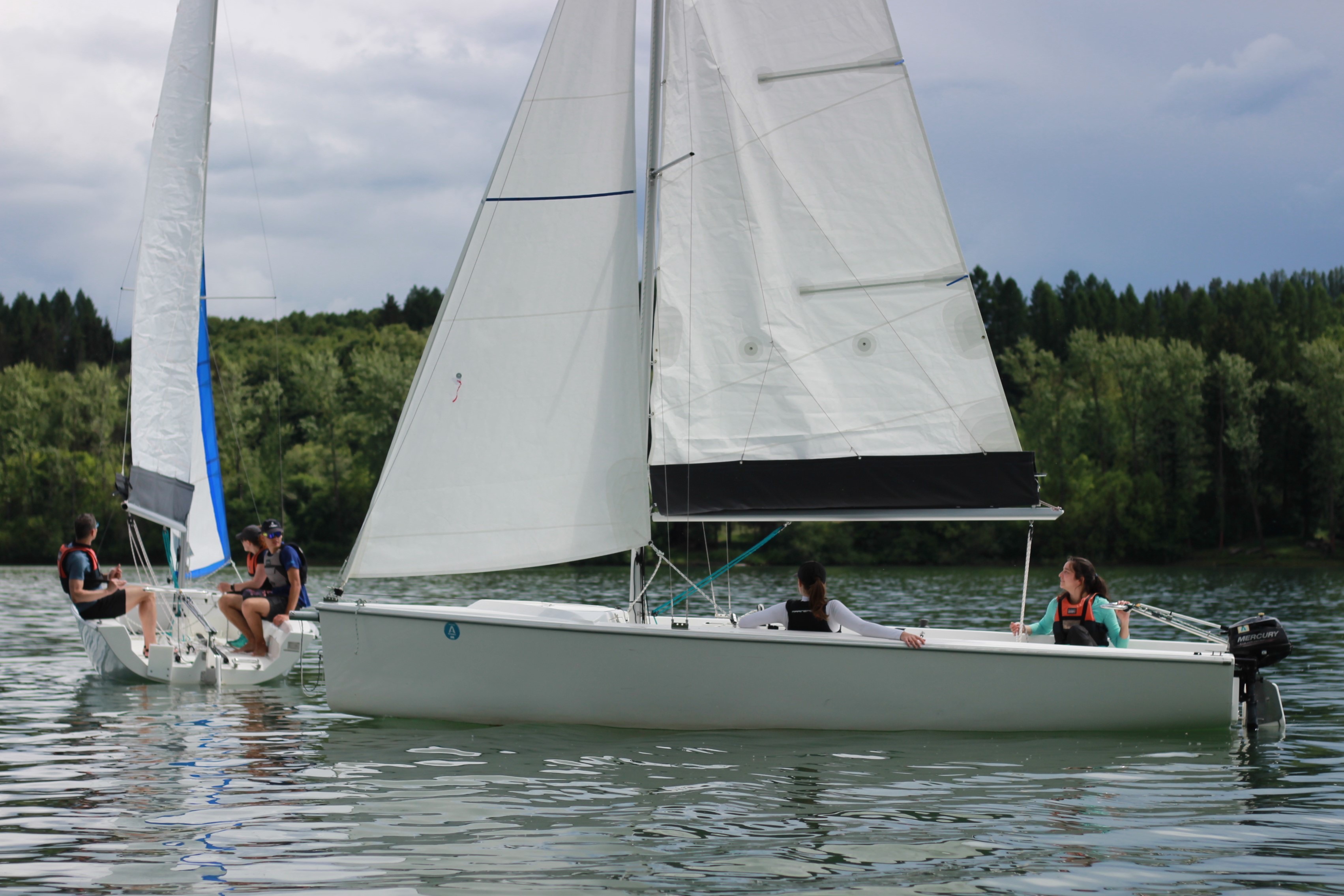 Plachetnice na plnej priehrade