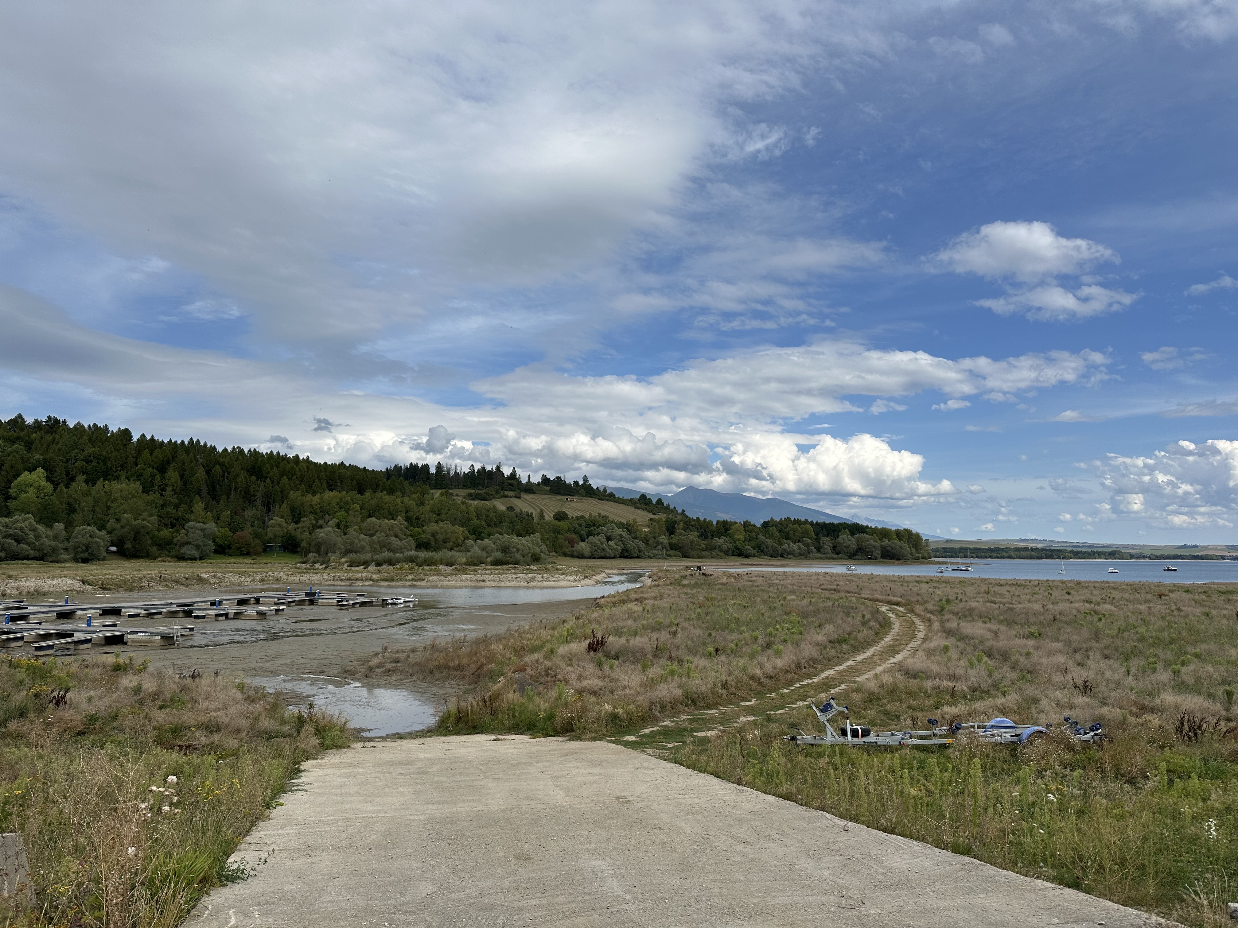 Rampa vedie do suchého terénu